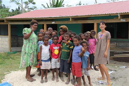 親善協会の寄付金で校舎の屋根が直りました＝２０１５年９月９日、バヌアツのＯｌｗｉｅ（オルウィー）幼稚園（相川梨絵さん提供）