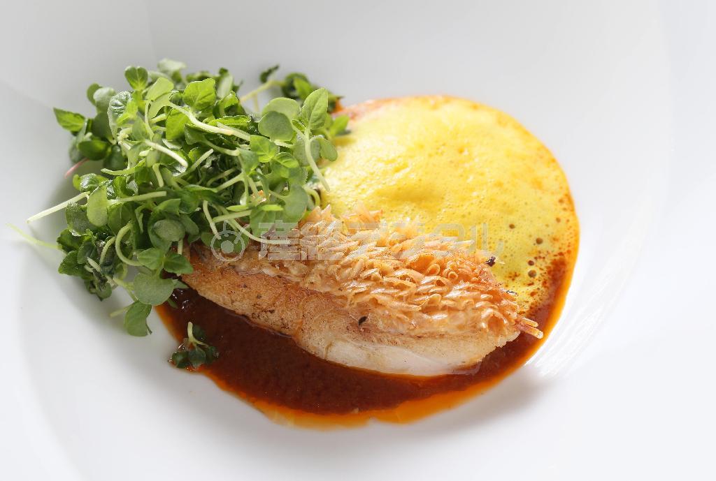 マツカサ焼きの甘鯛。見た目の色合いも食欲をそそる＝２０１５年９月１日、京都市東山区（志儀駒貴撮影）