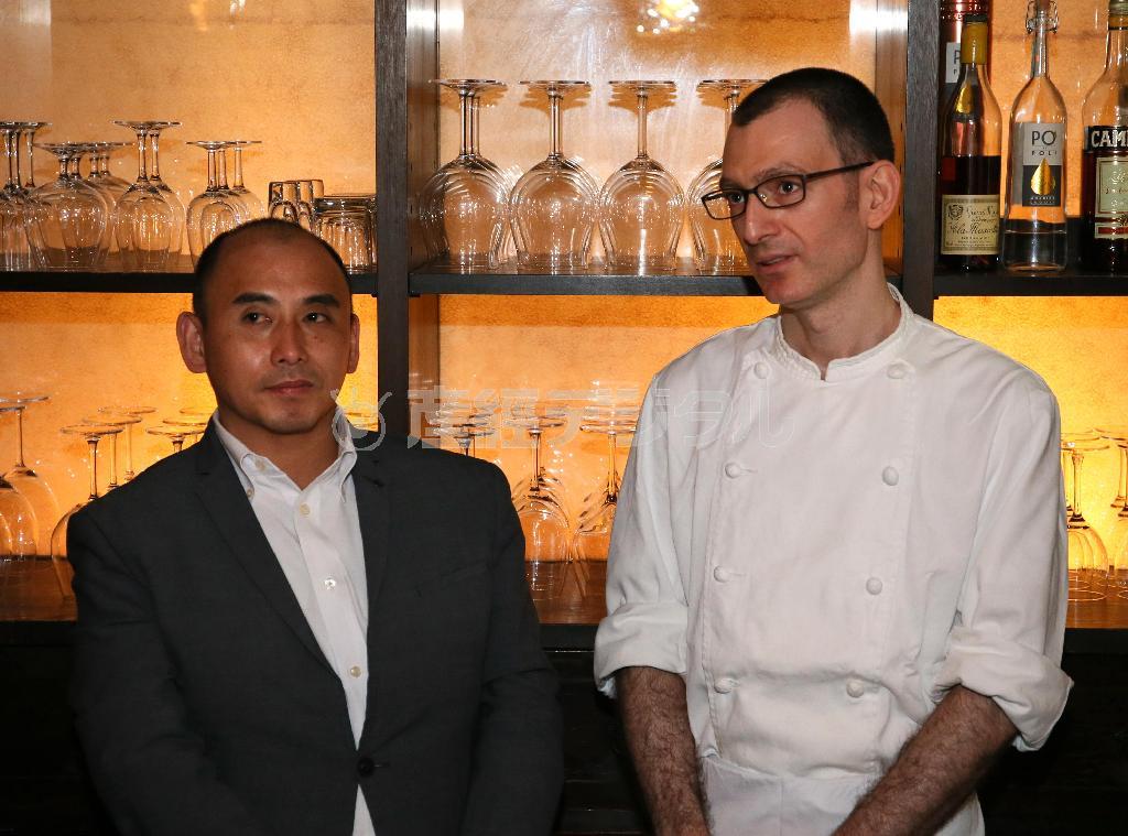 “美的”料理を指揮するシェフのツィベリ・マッシミリアーノさん（右）と河合寛マネジャー＝２０１５年９月１日、京都市東山区（志儀駒貴撮影）