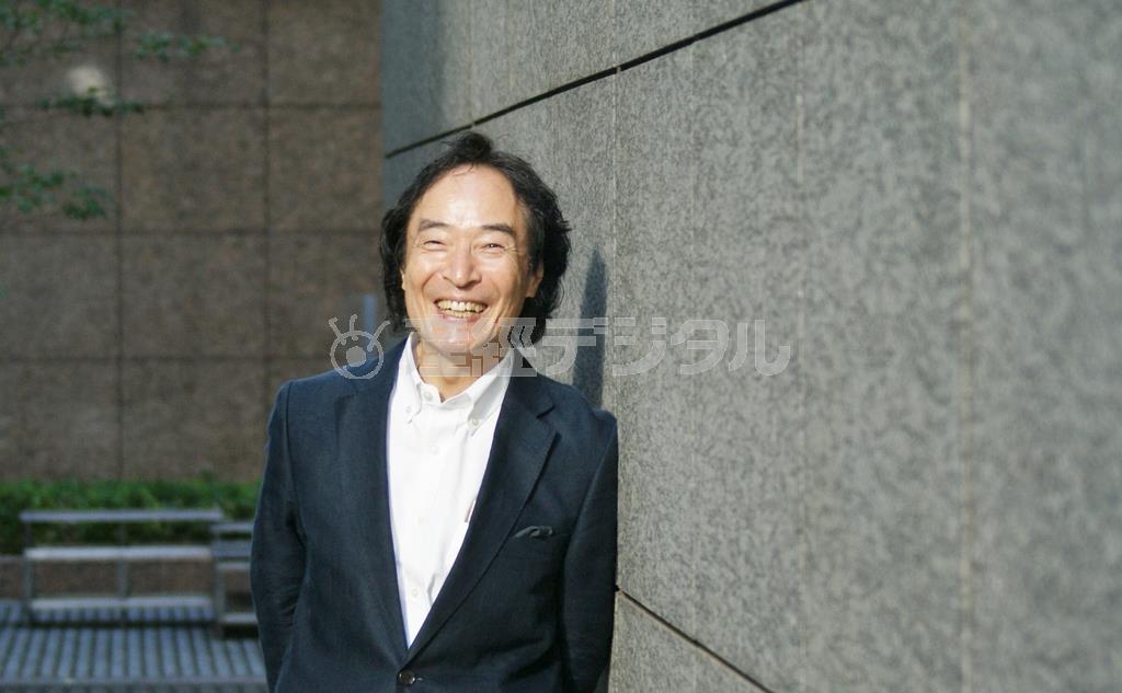 「書いたら忘れてしまうタイプ」という、作家の辻原登（つじはら・のぼる）さん。常に前を見すえている＝２０１５年９月１日（塩塚夢撮影）