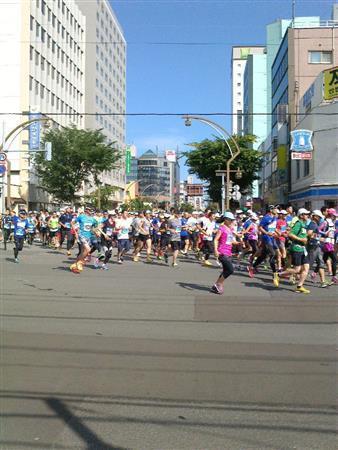 札幌の夏の終わりの風物詩「北海道マラソン」が今年も行われました＝２０１５年８月３０日、北海道札幌市（乾ルカさん撮影）