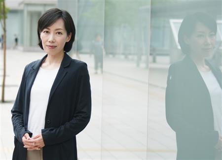 作家の乾ルカさん。父親を見送って、作家としても心境の変化が生まれた。「今まで死者の思いを書いてきましたが、残された人間の『悔い』を書きたいですね」＝２０１５年６月９日（塩塚夢撮影）