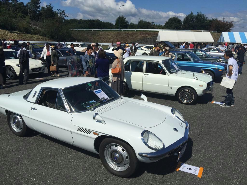 世界初のロータリーエンジン搭載の量産スポーツカー「コスモスポーツ」（左）などマツダの往年の名車＝２０日、広島県三次市