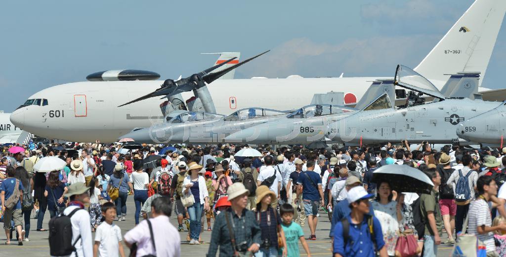 東京都福生市の在日米軍横田基地で開かれた「横田基地友好祭」には、米軍と自衛隊の航空機やヘリコプターが展示され、多くの人でにぎわった＝２０１５年９月１９日（植村光貴撮影）