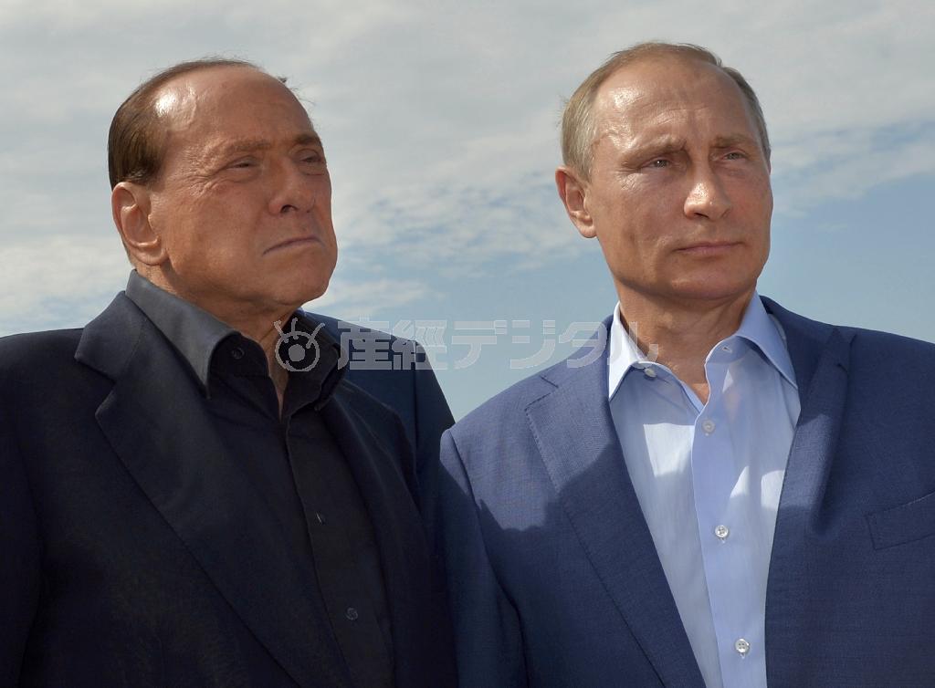 ロシアのウラジーミル・プーチン大統領（右）とイタリアのシルビオ・ベルルスコーニ元首相＝２０１５年９月１１日、ウクライナ南部クリミア半島のセバストポリ（ＡＰ）