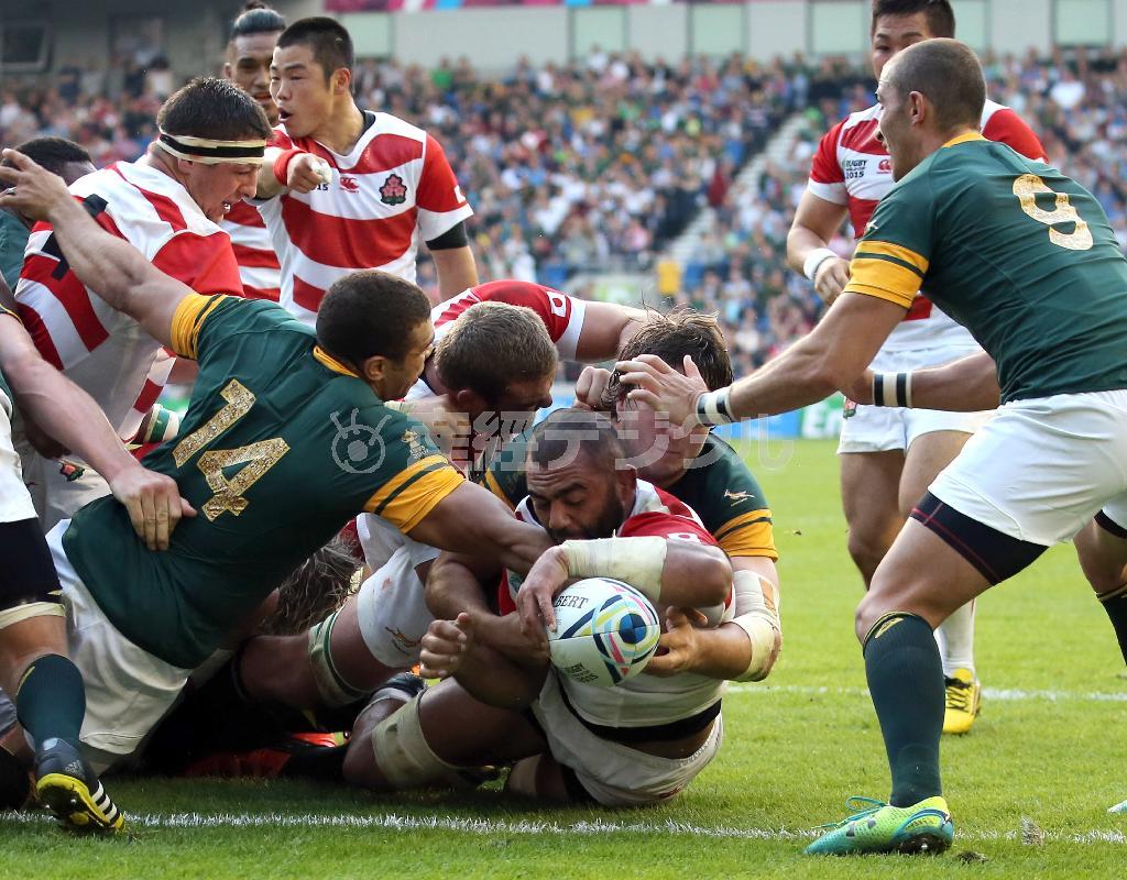 前半に最初のトライを決める主将のリーチ・マイケル＝２０１５年９月１９日、英イースト・サセックス州ブライトン（山田俊介撮影）