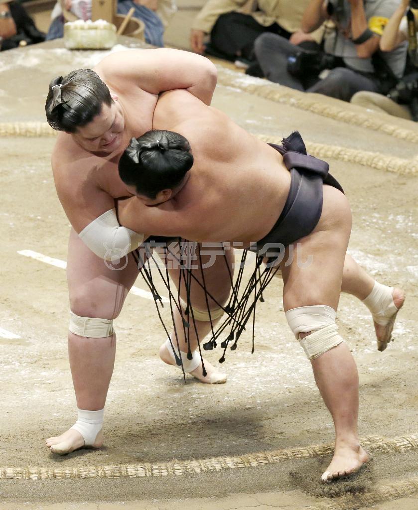 照ノ富士が小手投げで妙義龍（みょうぎりゅう、右）を下す＝２０１５年９月２０日、東京都墨田区・両国国技館（共同）