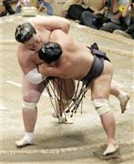 照ノ富士が小手投げで妙義龍（みょうぎりゅう、右）を下す＝２０１５年９月２０日、東京都墨田区・両国国技館（共同）