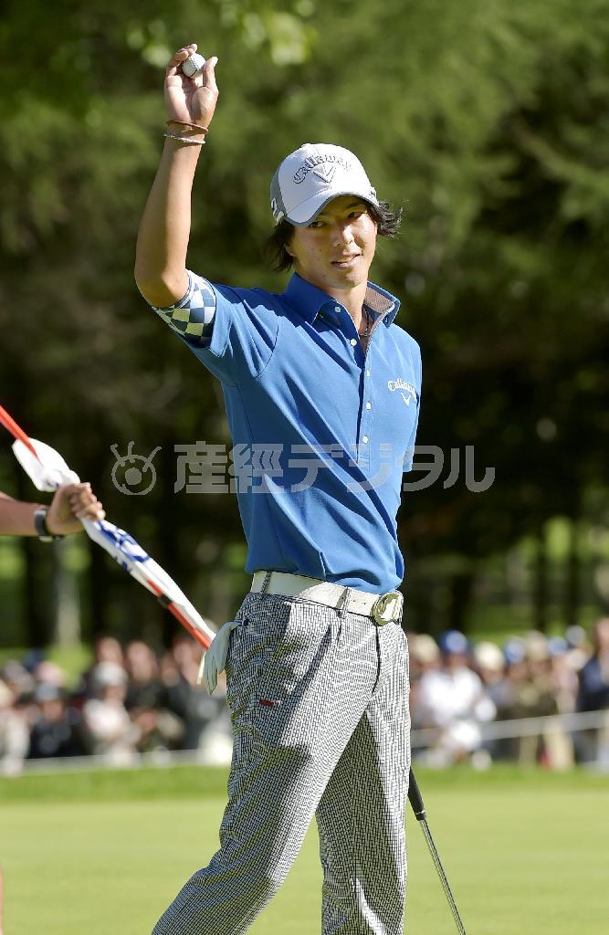 最終日、ウイニングパットを沈め、ギャラリーの声援に応える石川遼＝２０１５年９月２０日、北海道北広島市の札幌ＧＣ輪厚（共同）