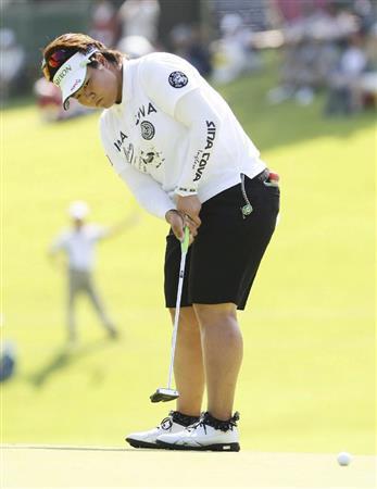 最終日、通算１０アンダーで４位の酒井美紀。１番でバーディーを狙う＝２０１５年９月２０日、愛知県知多郡美浜町の新南愛知ＣＣ（共同）