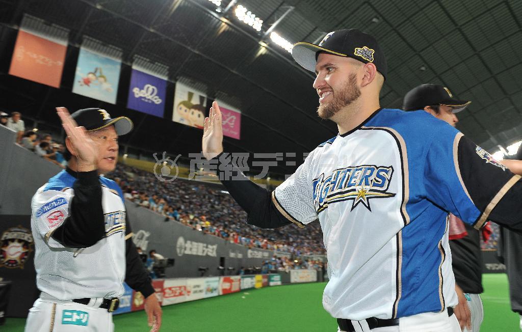 六回、逆転３点本塁打を打った日本ハムのブランドン・レアード（右）＝２０１５年９月２０日、北海道札幌市豊平区・札幌ドーム（納冨康撮影）