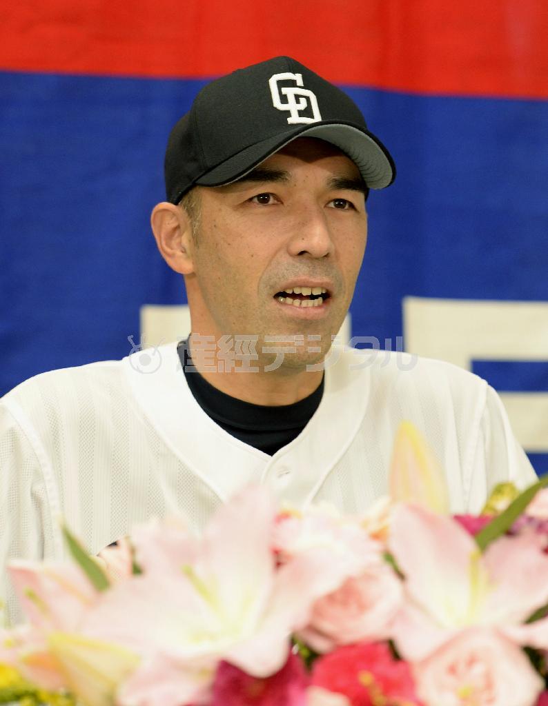 現役引退を表明する中日の和田一浩外野手＝２０１５年９月１９日、愛知県名古屋市東区・ナゴヤドーム（共同）