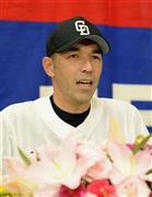 現役引退を表明する中日の和田一浩外野手＝２０１５年９月１９日、愛知県名古屋市東区・ナゴヤドーム（共同）