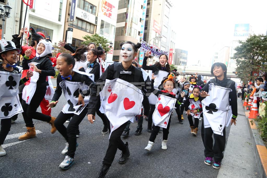 昨年のパレードの様子。仮装したダンサーが練り歩いた＝２０１４年１０月２６日、東京都港区（提供写真）