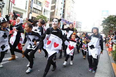 昨年のパレードの様子。仮装したダンサーが練り歩いた＝２０１４年１０月２６日、東京都港区（提供写真）
