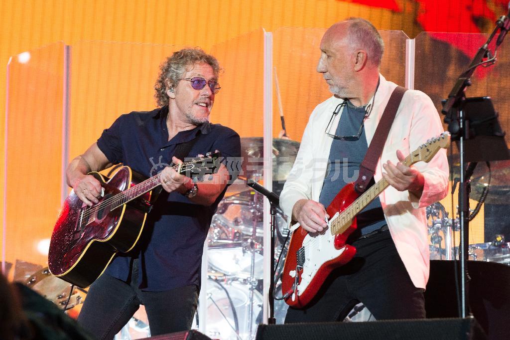英ロックバンド「ザ・フー」のボーカル、ロジャー・ダルトリーさん（左）＝２０１５年６月２８日、英国・グラストンベリー（ＡＰ）