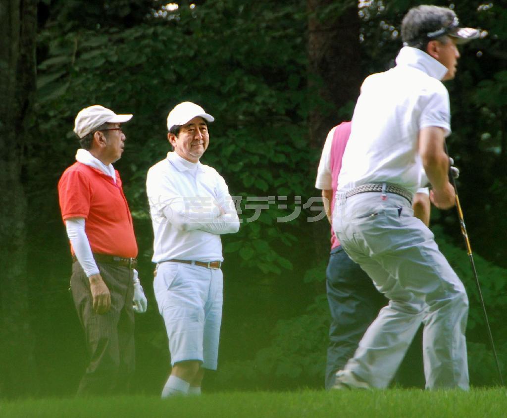第２次安倍内閣発足から１０００日を迎え、自身の６１歳の誕生日でもあった２１日、２日連続でゴルフを楽しんだ安倍晋三（しんぞう）首相（左から２人目）＝２０１５年９月２１日午後、山梨県南都留郡鳴沢村（共同）