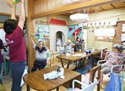 小規模のデイサービス事業所で機能訓練の体操をする利用者ら＝２０１５年９月１５日、静岡県内（共同）