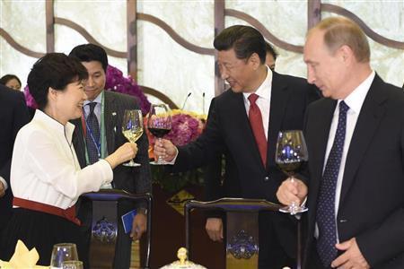 軍事パレード前日の夕食会で乾杯する韓国の朴槿恵（パク・クネ）大統領（左）と中国の習近平国家主席。右はロシアのウラジーミル・プーチン大統領。果たして韓国の対中傾倒は「歴史的な提携」なのか「自滅への道」なのか＝２０１５年９月２日、中国・首都北京市の釣魚台迎賓館（共同）