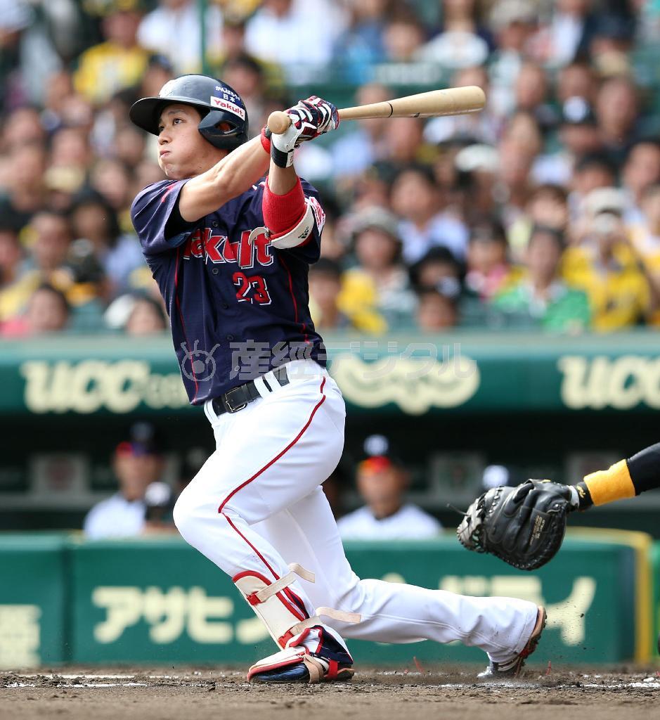 三回、先制の二塁打を放つヤクルト・山田哲人（てつと）。執念で勝利を手にした＝２０１５年９月２１日、兵庫県西宮市・甲子園球場（春名中撮影）
