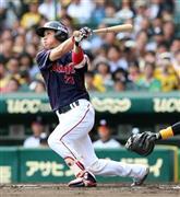 三回、先制の二塁打を放つヤクルト・山田哲人（てつと）。執念で勝利を手にした＝２０１５年９月２１日、兵庫県西宮市・甲子園球場（春名中撮影）