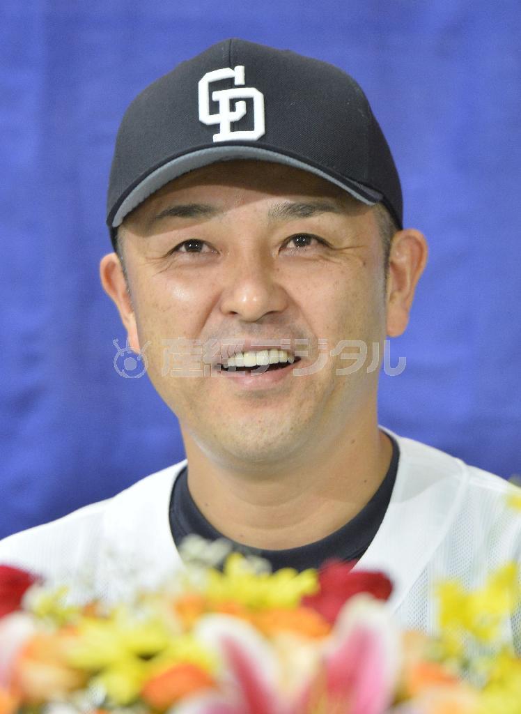 現役引退を表明した記者会見で、笑顔を見せる中日の谷繁元信（たにしげ・もとのぶ）＝２０１５年９月２１日、愛知県名古屋市東区のナゴヤドーム（共同）