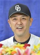 現役引退を表明した記者会見で、笑顔を見せる中日の谷繁元信（たにしげ・もとのぶ）＝２０１５年９月２１日、愛知県名古屋市東区のナゴヤドーム（共同）