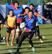 南アフリカを破る快挙から一夜明け、練習する広瀬俊朗（としあき、中央）ら日本選手＝２０１５年９月２０日、英イーストサセックス州ブライトン（山田俊介撮影）