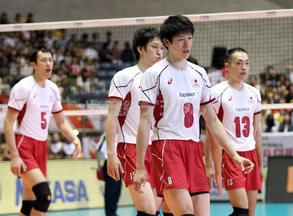 ストレート負けを喫し、肩を落として引き揚げる（右から）深津英臣（ひでおみ）、石川祐希（ゆうき）、柳田将洋（やなぎだ・まさひろ）ら日本選手＝２０１５年９月２１日、東京都渋谷区の国立代々木競技場（長尾みなみ撮影）