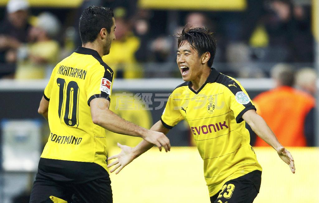 ゴールを決め、喜ぶドルトムントの香川真司（右）＝２０１５年９月２０日、ドイツ・ノルトライン＝ヴェストファーレン州ドルトムント（ロイター）