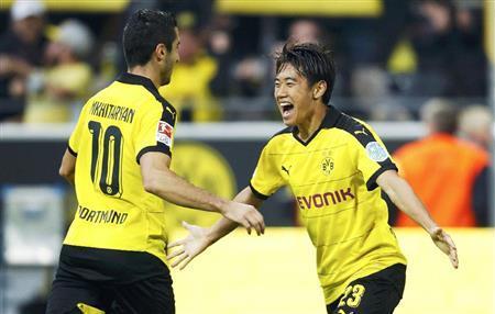 ゴールを決め、喜ぶドルトムントの香川真司（右）＝２０１５年９月２０日、ドイツ・ノルトライン＝ヴェストファーレン州ドルトムント（ロイター）