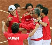 コロンビアに勝利してデ杯ワールドグループ（ＷＧ）残留を決め、喜ぶ日本チーム＝２０１５年９月２０日、コロンビア・ペレイラ（共同）