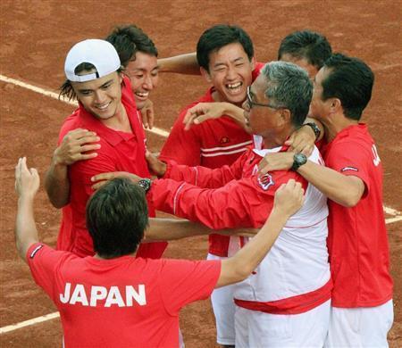 コロンビアに勝利してデ杯ワールドグループ（ＷＧ）残留を決め、喜ぶ日本チーム＝２０１５年９月２０日、コロンビア・ペレイラ（共同）