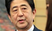 記者団の質問に答える安倍晋三首相＝１９日、首相官邸