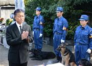 警察犬の慰霊碑に手を合わせる警視庁の高田浩鑑識課長＝２３日午前、東京都板橋区