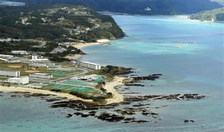 米軍普天間飛行場の移設先、辺野古沿岸部と米軍キャンプ・シュワブ。移設をめぐって対立が続く＝２０１５年８月１３日、沖縄県名護市（共同通信社ヘリから撮影）