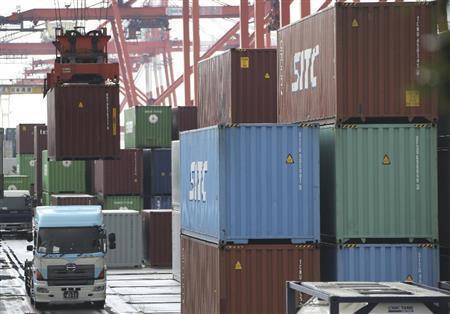 港に積まれたコンテナ。輸出は伸び悩んだままだ＝２０１５年８月１７日、東京都内（ＡＰ）