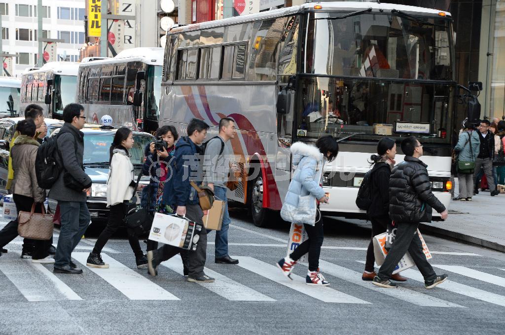 東京・銀座の免税店に大型バスで乗り付け、買い物をする中国からの団体客＝２０１５年２月１９日、東京都中央区（宮川浩和撮影）