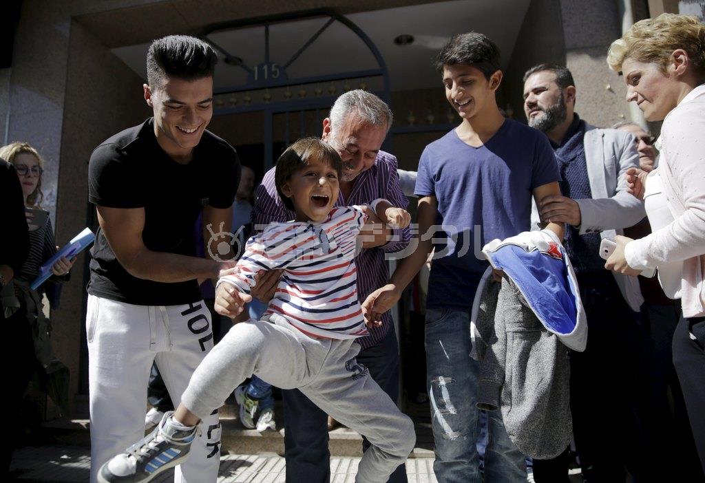 見よ。このはしゃぎっぷり。ザイド君は新天地がうれしくてたまらず、父のオサマ・アブドル・モフセンさんも抑えきれない。右は長男のムハンマド君＝２０１５年９月１７日、スペイン・首都マドリード郊外のヘタフェ（ロイター）