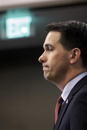 記者会見で米大統領予備選からの撤退を表明するスコット・ウォーカー・ウィスコンシン州知事＝２０１５年９月２１日、米ウィスコンシン州マディソン（ＡＰ）