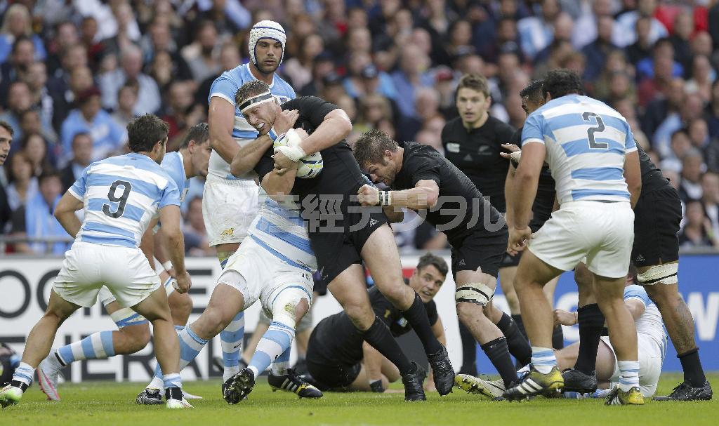 ラグビーＷ杯のアルゼンチン対ニュージーランド戦。試合がヒートアップすると、首に手がかかる危険なタックルも＝２０１５年９月２０日、英国・首都ロンドン（ＡＰ）