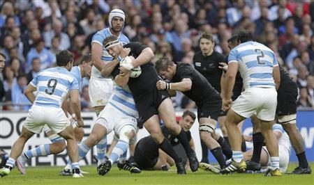 ラグビーＷ杯のアルゼンチン対ニュージーランド戦。試合がヒートアップすると、首に手がかかる危険なタックルも＝２０１５年９月２０日、英国・首都ロンドン（ＡＰ）