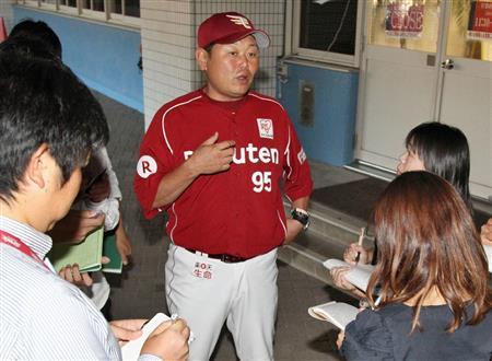 試合後、取材に応じる楽天の大久保博元（ひろもと）監督＝２０１５年９月２２日、千葉県千葉市美浜区のＱＶＣマリンフィールド（共同）