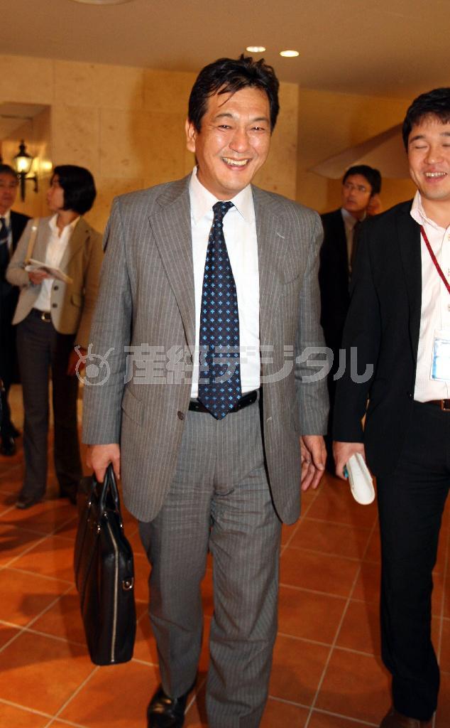 日本プロ野球選手会の事務局長として２００４年の球界再編問題で史上初めてストライキを敢行した松原徹氏（中央）＝２００９年１２月３日、大阪市中央区（山下香撮影）