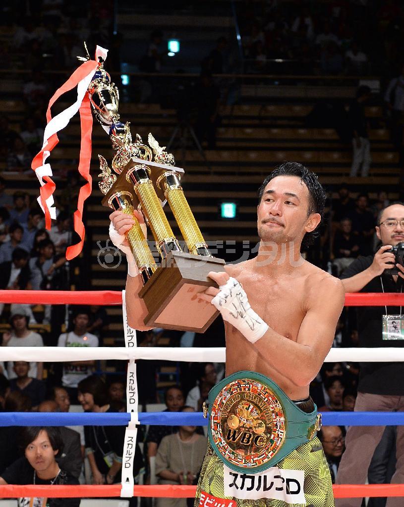 アンセルモ・モレノに勝利し９度目の防衛を果たした山中慎介＝２０１５年９月２２日、東京都大田区の大田区総合体育館（納冨康撮影）