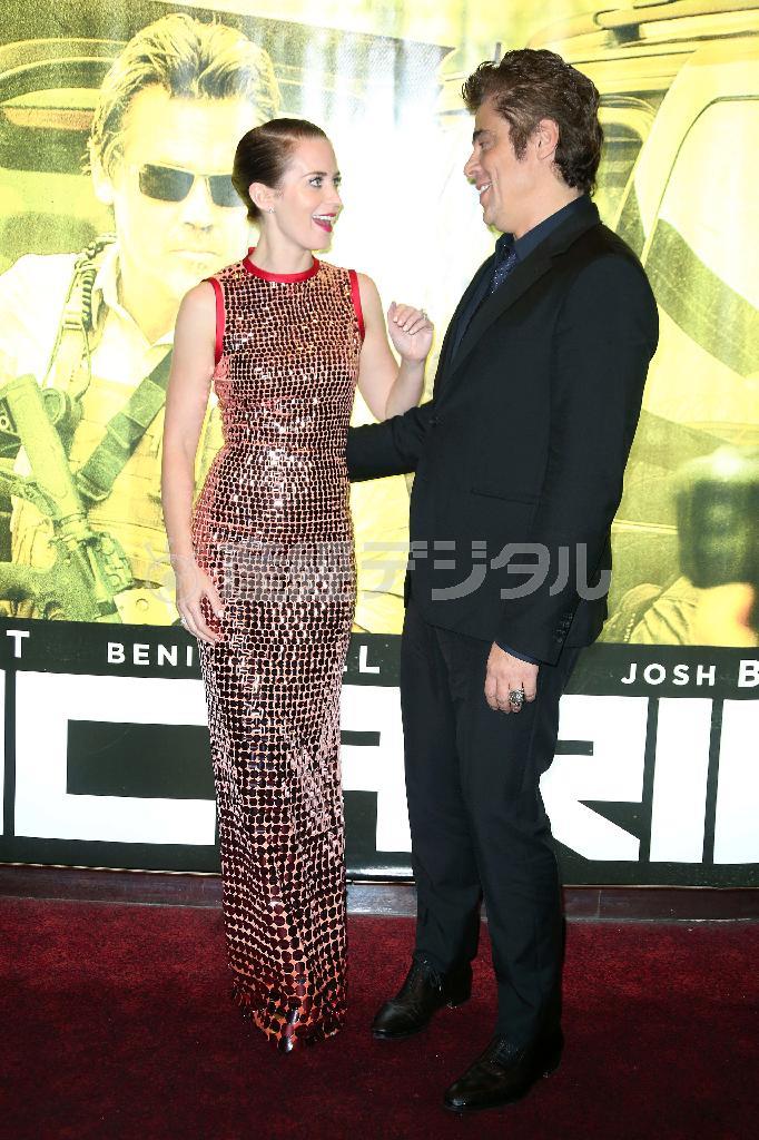 英女優、エミリー・ブラントさん（左）と米俳優、ベニチオ・デルトロさん＝２０１５年９月２１日、英国・首都ロンドン（ＡＰ）