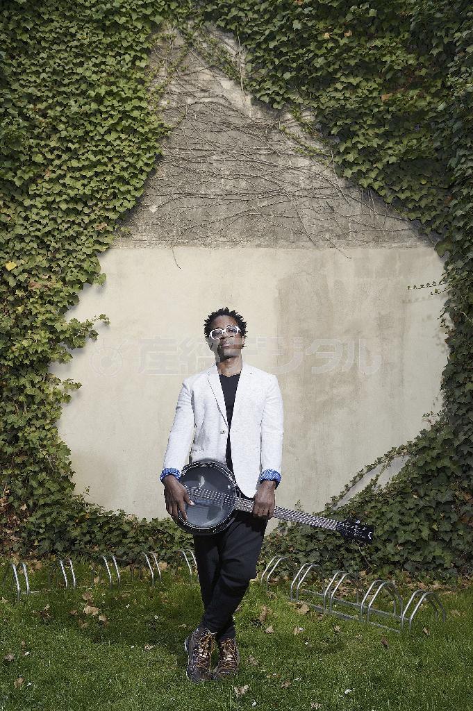 カメルーン出身のシンガー・ソングライター、ブリック・バッシー＝２０１５年４月８日（提供写真）。（Ｃ）Ｄａｖｉｄ＿Ｂａｌｉｃｋ