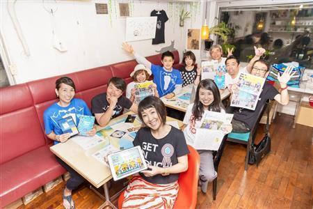 理事会に集まった一般社団法人「Ｇｅｔ＿ｉｎ＿ｔｏｕｃｈ」のコアメンバー。（奥左から時計回りに）柏木真由生、那部智史、尾崎ミオ、向笠文崇、西谷ふみえ、今井忠、大柳満、井戸正典、相部多美、東ちづる＝２０１５年７月２７日（小野寺宏友さん撮影、提供写真）