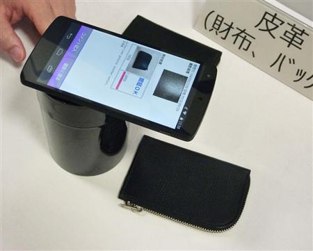 ＮＥＣが確立した、ブランド品の模造品などをスマートフォンで見つけるシステム＝２４日、東京都千代田区
