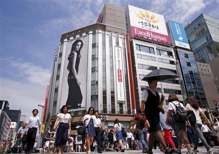 東京を代表する商業地域、銀座を行き交う人々。国内景気の行方は？＝２０１５年８月１９日、東京都中央区（ロイター）